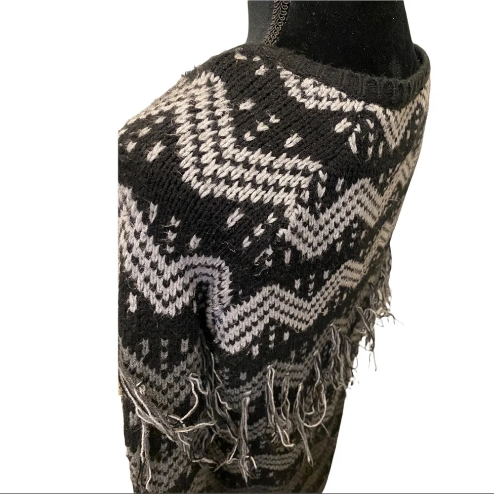 SZ M Romeo & Juliet Couture VNeck fringe tassel sweater - Picture 5 of 6